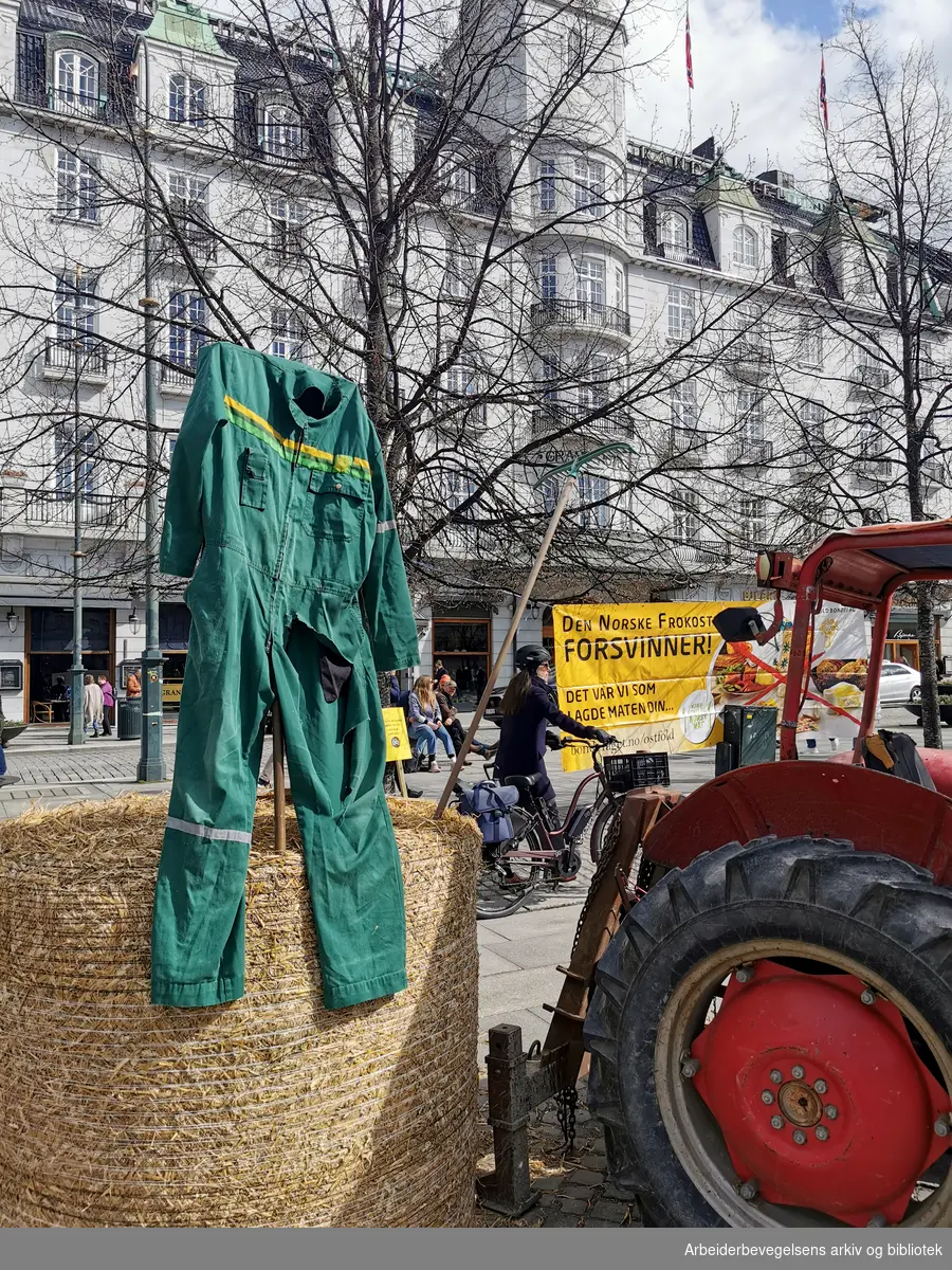 Bondeopprøret 18. april 2024. Eidsvolls plass, utenfor Stortinget. Bøndene krever "Ærlige tall" i årets jordbuksoppgjør.