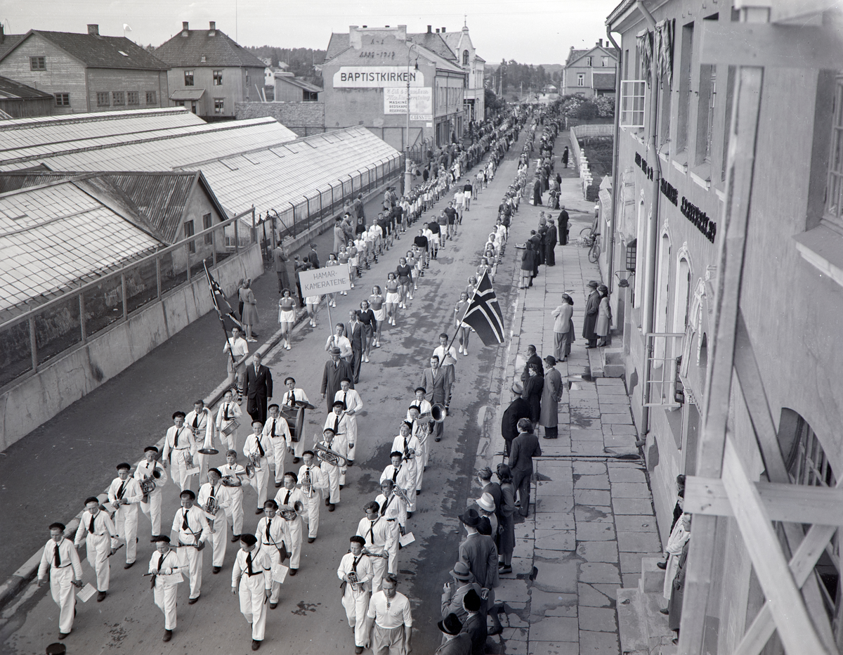 Idrettens dag 1946. Opptog i Vangsvegen, Hamar. Tofte Gave`s guttemusikk leder an i opptoget.