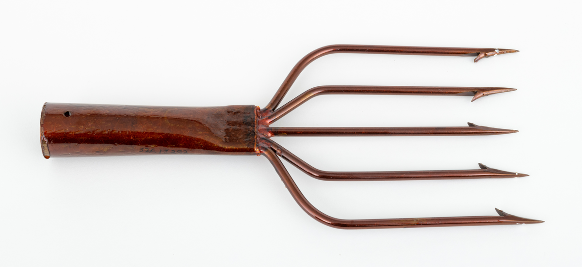 Lystergaffel uten skaft som er fabrikkprodusert av firmaet Mustad.  Det har 5 tinder av ståltråd som greiner seg ut, slik at avstanden mellom de ytterste spissene er cirka 11 centimeter. Spissene har cirka 4 millimeter lange tilsmidde mothaker. Videre er tindene sveiset fast til en skaftholk (fal) av ukjent metall (antatt aluminium). Skatholken (falen) er formet som en et  rør med et gjennombutt hull for en spiker eller skrue i den øvre enden. Lysteret kan festes til et skaft med en spiker eller skrue gjennom dette hullet. I den andre enden, der tindene er sveiset fast, er skaftholken sammenpresset til et rektangulært tverrsnitt. Lysergaffelen er påført en bronsefarget lakk,  og det antas at den er elektrokjemisk behandlet  for å være mer motstandsdyktig mot korrosjon og annen slitasje.
