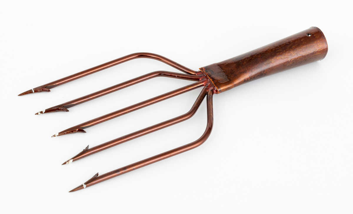 Lystergaffel uten skaft som er fabrikkprodusert av firmaet Mustad.  Det har 5 tinder av ståltråd som greiner seg ut, slik at avstanden mellom de ytterste spissene er cirka 11 centimeter. Spissene har cirka 4 millimeter lange tilsmidde mothaker. Videre er tindene sveiset fast til en skaftholk (fal) av ukjent metall (antatt aluminium). Skatholken (falen) er formet som en et  rør med et gjennombutt hull for en spiker eller skrue i den øvre enden. Lysteret kan festes til et skaft med en spiker eller skrue gjennom dette hullet. I den andre enden, der tindene er sveiset fast, er skaftholken sammenpresset til et rektangulært tverrsnitt. Lysergaffelen er påført en bronsefarget lakk,  og det antas at den er elektrokjemisk behandlet  for å være mer motstandsdyktig mot korrosjon og annen slitasje.
