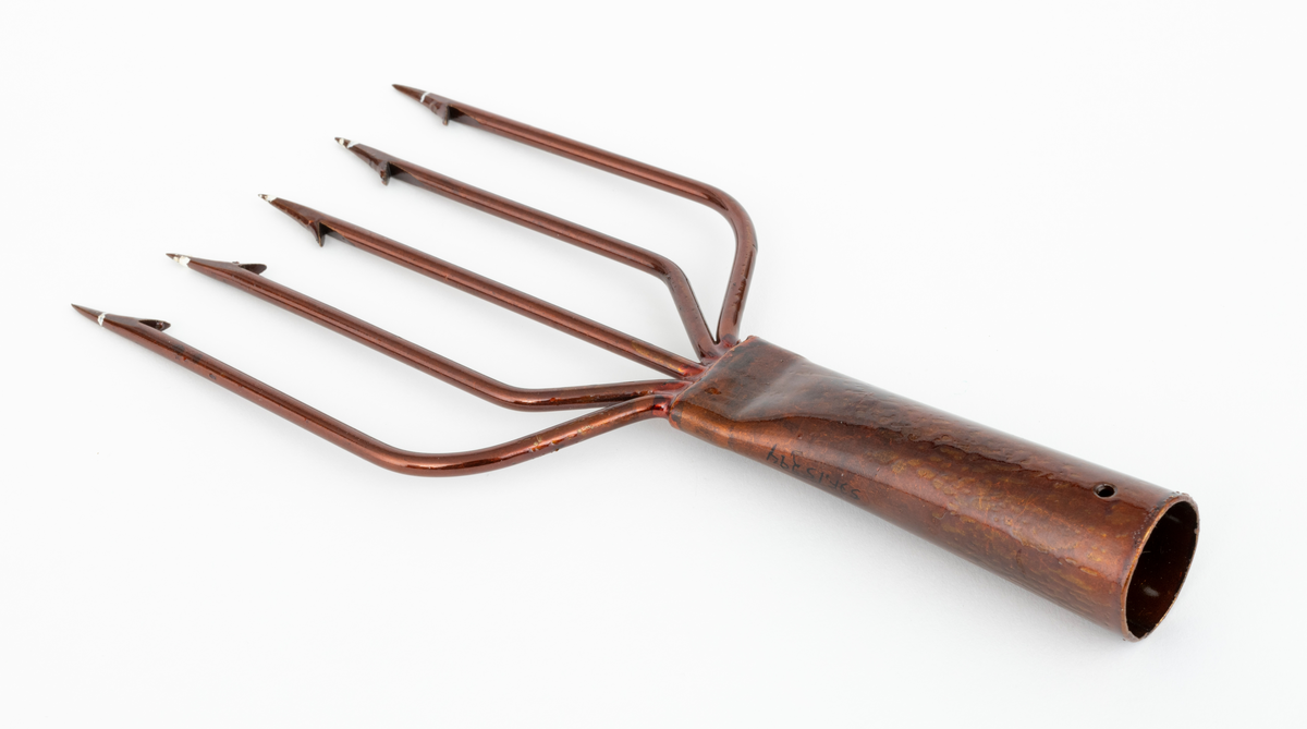 Lystergaffel uten skaft som er fabrikkprodusert av firmaet Mustad.  Det har 5 tinder av ståltråd som greiner seg ut, slik at avstanden mellom de ytterste spissene er cirka 11 centimeter. Spissene har cirka 4 millimeter lange tilsmidde mothaker. Videre er tindene sveiset fast til en skaftholk (fal) av ukjent metall (antatt aluminium). Skatholken (falen) er formet som en et  rør med et gjennombutt hull for en spiker eller skrue i den øvre enden. Lysteret kan festes til et skaft med en spiker eller skrue gjennom dette hullet. I den andre enden, der tindene er sveiset fast, er skaftholken sammenpresset til et rektangulært tverrsnitt. Lysergaffelen er påført en bronsefarget lakk,  og det antas at den er elektrokjemisk behandlet  for å være mer motstandsdyktig mot korrosjon og annen slitasje.
