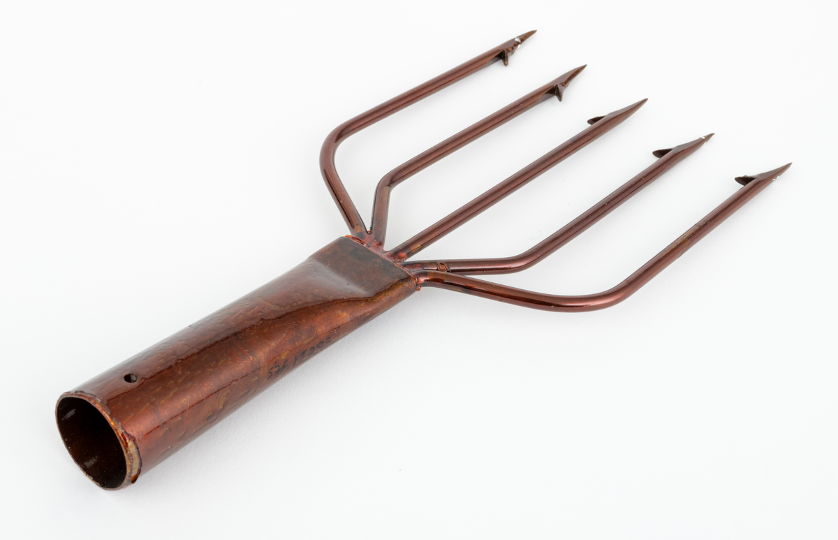 Lystergaffel uten skaft som er fabrikkprodusert av firmaet Mustad.  Det har 5 tinder av ståltråd som greiner seg ut, slik at avstanden mellom de ytterste spissene er cirka 11 centimeter. Spissene har cirka 4 millimeter lange tilsmidde mothaker. Videre er tindene sveiset fast til en skaftholk (fal) av ukjent metall (antatt aluminium). Skatholken (falen) er formet som en et  rør med et gjennombutt hull for en spiker eller skrue i den øvre enden. Lysteret kan festes til et skaft med en spiker eller skrue gjennom dette hullet. I den andre enden, der tindene er sveiset fast, er skaftholken sammenpresset til et rektangulært tverrsnitt. Lysergaffelen er påført en bronsefarget lakk,  og det antas at den er elektrokjemisk behandlet  for å være mer motstandsdyktig mot korrosjon og annen slitasje.

