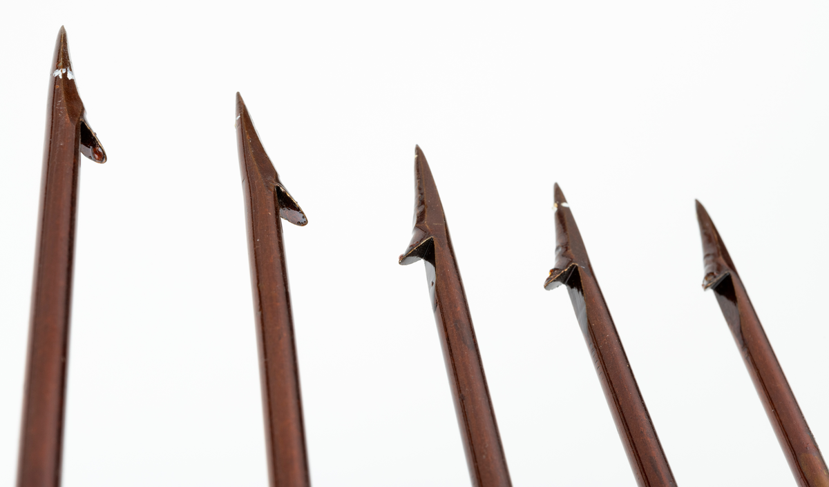 Lystergaffel uten skaft som er fabrikkprodusert av firmaet Mustad.  Det har 5 tinder av ståltråd som greiner seg ut, slik at avstanden mellom de ytterste spissene er cirka 11 centimeter. Spissene har cirka 4 millimeter lange tilsmidde mothaker. Videre er tindene sveiset fast til en skaftholk (fal) av ukjent metall (antatt aluminium). Skatholken (falen) er formet som en et  rør med et gjennombutt hull for en spiker eller skrue i den øvre enden. Lysteret kan festes til et skaft med en spiker eller skrue gjennom dette hullet. I den andre enden, der tindene er sveiset fast, er skaftholken sammenpresset til et rektangulært tverrsnitt. Lysergaffelen er påført en bronsefarget lakk,  og det antas at den er elektrokjemisk behandlet  for å være mer motstandsdyktig mot korrosjon og annen slitasje.
