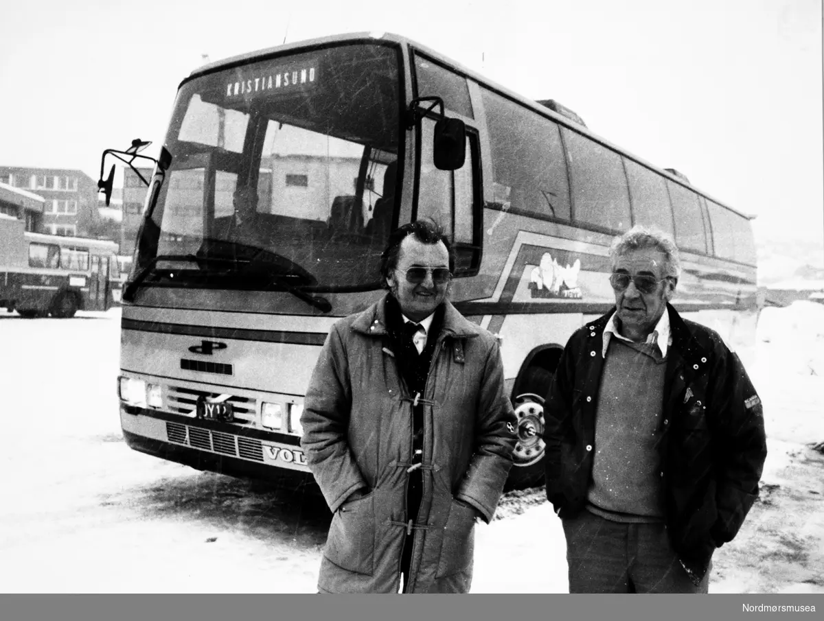 Disponent i Trollheimen Trafikk A/S Lars Solbu (t.v.) sammen med verksmester Erling Kvande foran den nye post-bussen. Fra en artikkel i Tidens Krav 25. januar 1986. Bildet er fra avisa Tidens Krav sitt arkiv i tidsrommet 1970-1994.