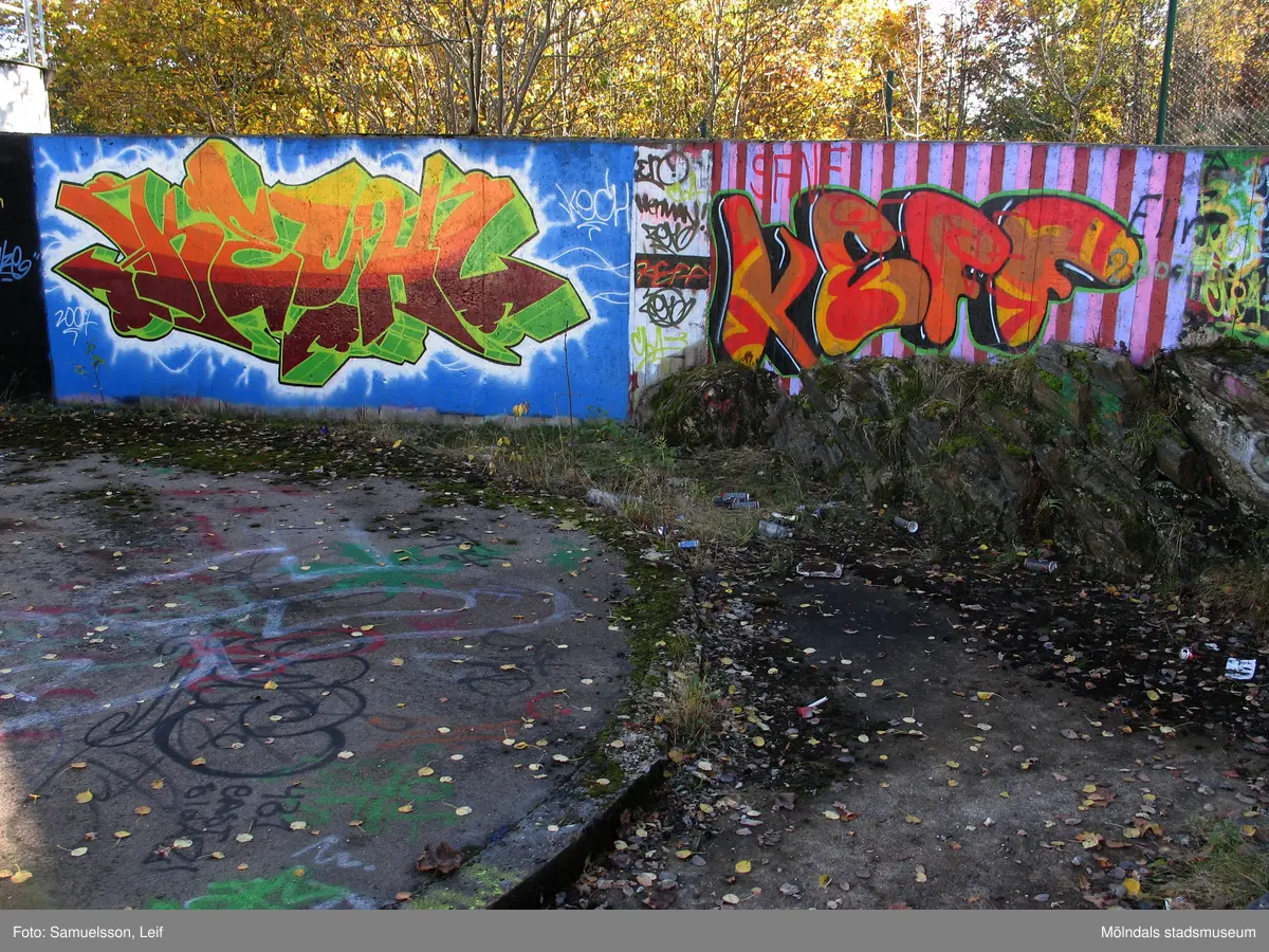 Graffiti vid Soabs industrianläggning i Mölndals Kvarnby, år 2007. Anläggningen användes vid fototillfället av Hexion Speciality Chemicals Sweden AB.