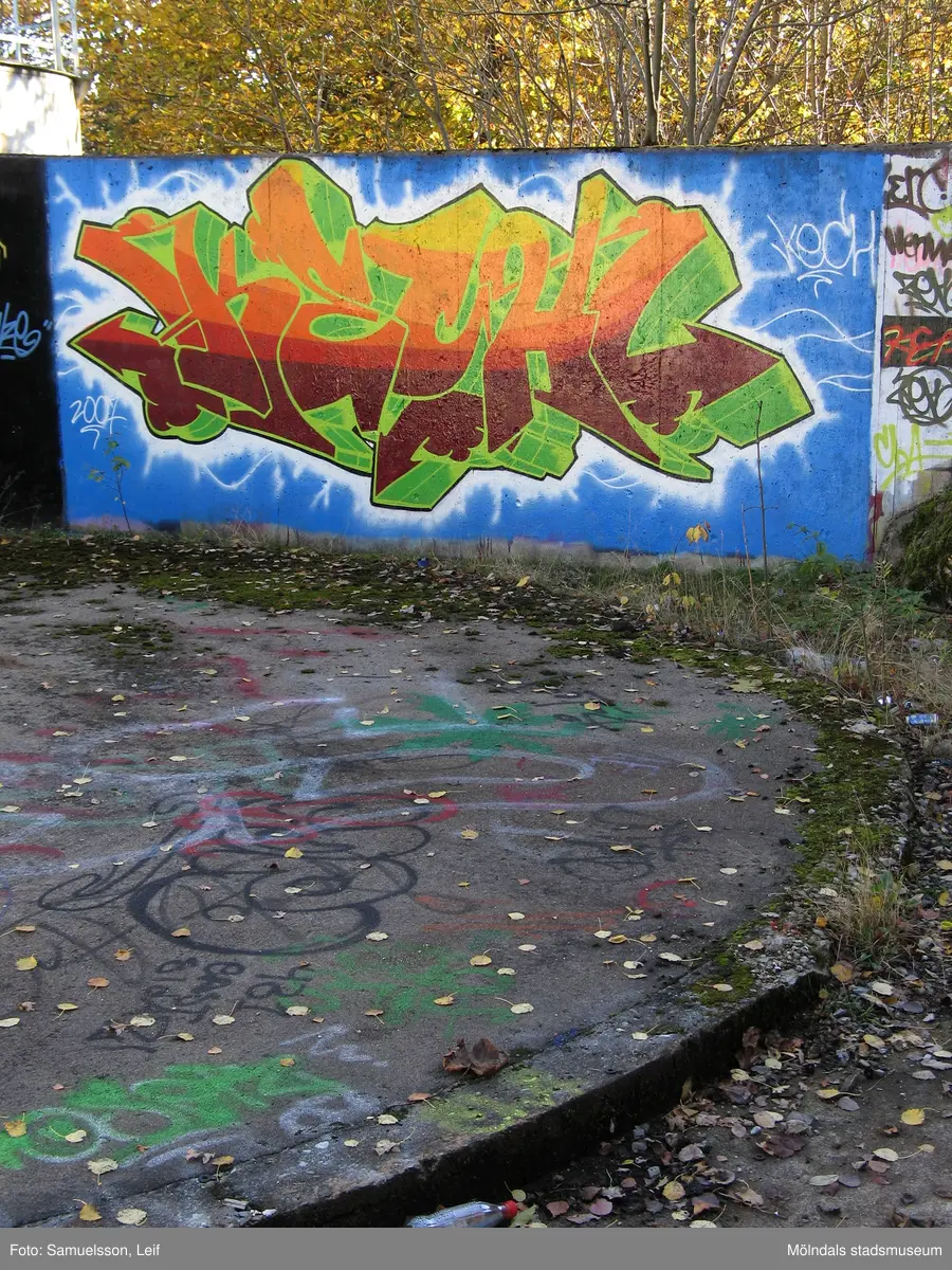 Graffiti vid Soabs industrianläggning i Mölndals Kvarnby, år 2007. Anläggningen användes vid fototillfället av Hexion Speciality Chemicals Sweden AB.