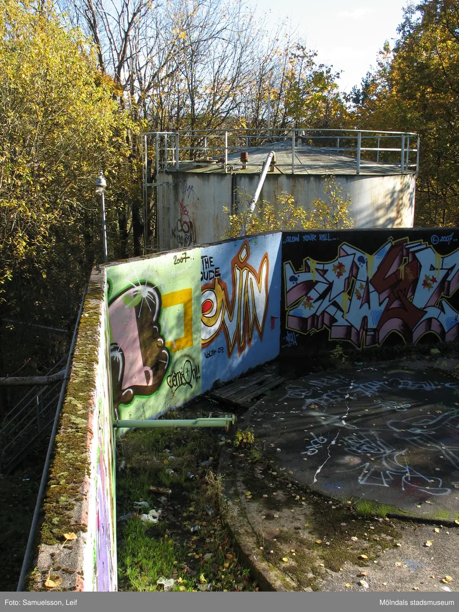 Graffiti vid Soabs industrianläggning i Mölndals Kvarnby, år 2007. Anläggningen användes vid fototillfället av Hexion Speciality Chemicals Sweden AB.