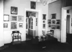 Interiör från Östergötlands museum då verksamheten var förlagd till den så kallade Hypoteksgården vid Platensgatan. Lokalerna disponerades från 1922 och sannolikt är originalfotografiet tillkommen i samband med öppnadet. Här dock genom ett repro som dessvärre tappat i tydlighet. Oavsett visar bilden rummet som var tillägnat verk av Düsseldorfmålare.