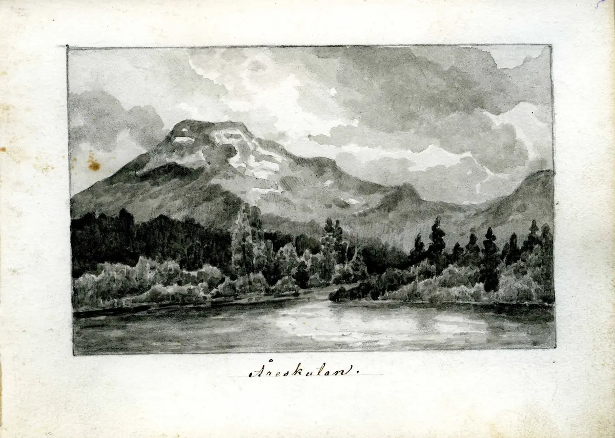 Skissblock med teckningar från Jämtland och Romsdal i Norge. De första 20 sidorna blocket är numrerade. 

1. Från Grimnäs gästgivargård.
2. Undersåkers kyrka.
3. Ristans forsen.
4. Landskaps teckning
5. Åreskutan
6. Mullfjället. Dufed, Jämtland, Tullkammare: tullför. Rödén
7. Åre. Dufed. Tulluppsyningsmans boställe
8. Åre. Dufed.
9. En gård.
10. Tennforsen. På baksidan: Gudbrandsdalen - ladugård.
11. Vid Tennforsen ofanför Jallet.
12. Jämtlands: Såg vid Skaltjernstugan.
13. Jämtland. Ett fjäll på vägen till Skalstugan
14. Kongsvolds gästgifv. gd.
15. Quarnränna vid Kongsvold.
16. Teckning med fjälllandskap och hus.
17. Gästg. Gård. Lesje ..? (texten otydlig)
18. Mölmen, gästg. G. på Romsdalsvägen.
19. Romdals horn. Hotel Aak- Rauma elf.