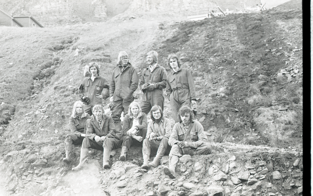 Rover-speidere engasjert for rydding i og rundt Longyearbyen i 1975. De fikk en ukes fritt opphold på Fredheim som betaling.  