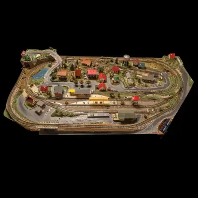 Tågskiva med en järnvägsmodell