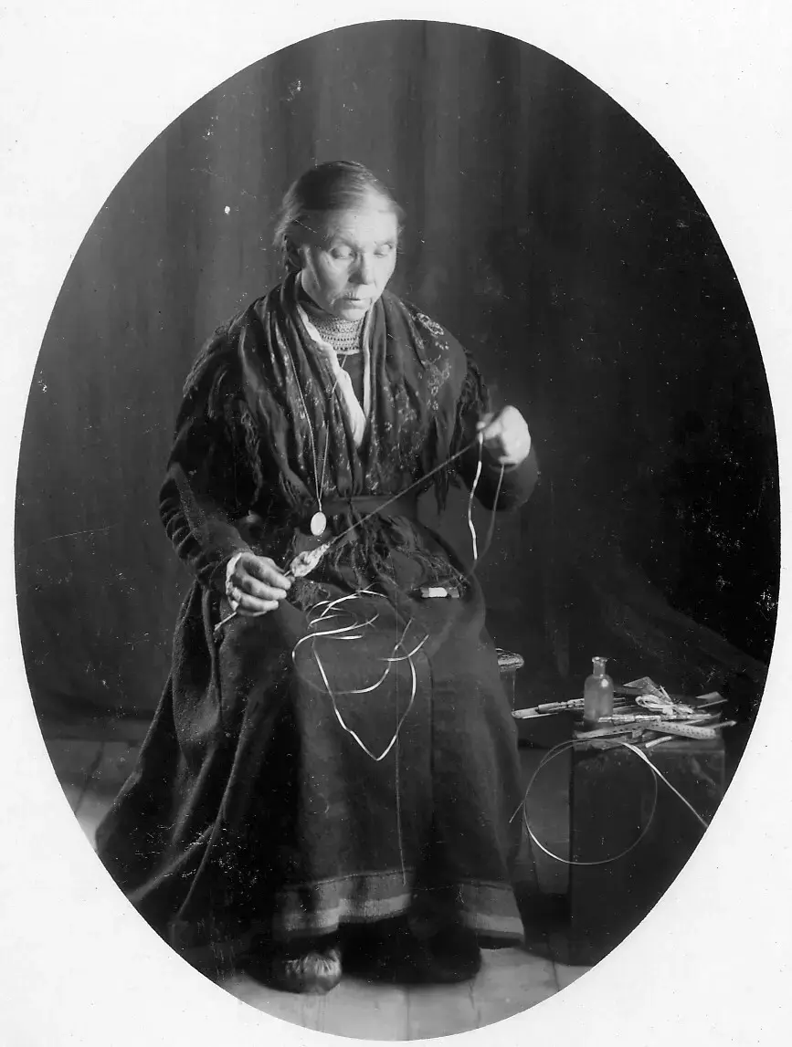 Anna Sara Jonsson, innehavare av medalj för tennbroderi. tenntrådsdragning.
Fotot är daterat till år 1900. 