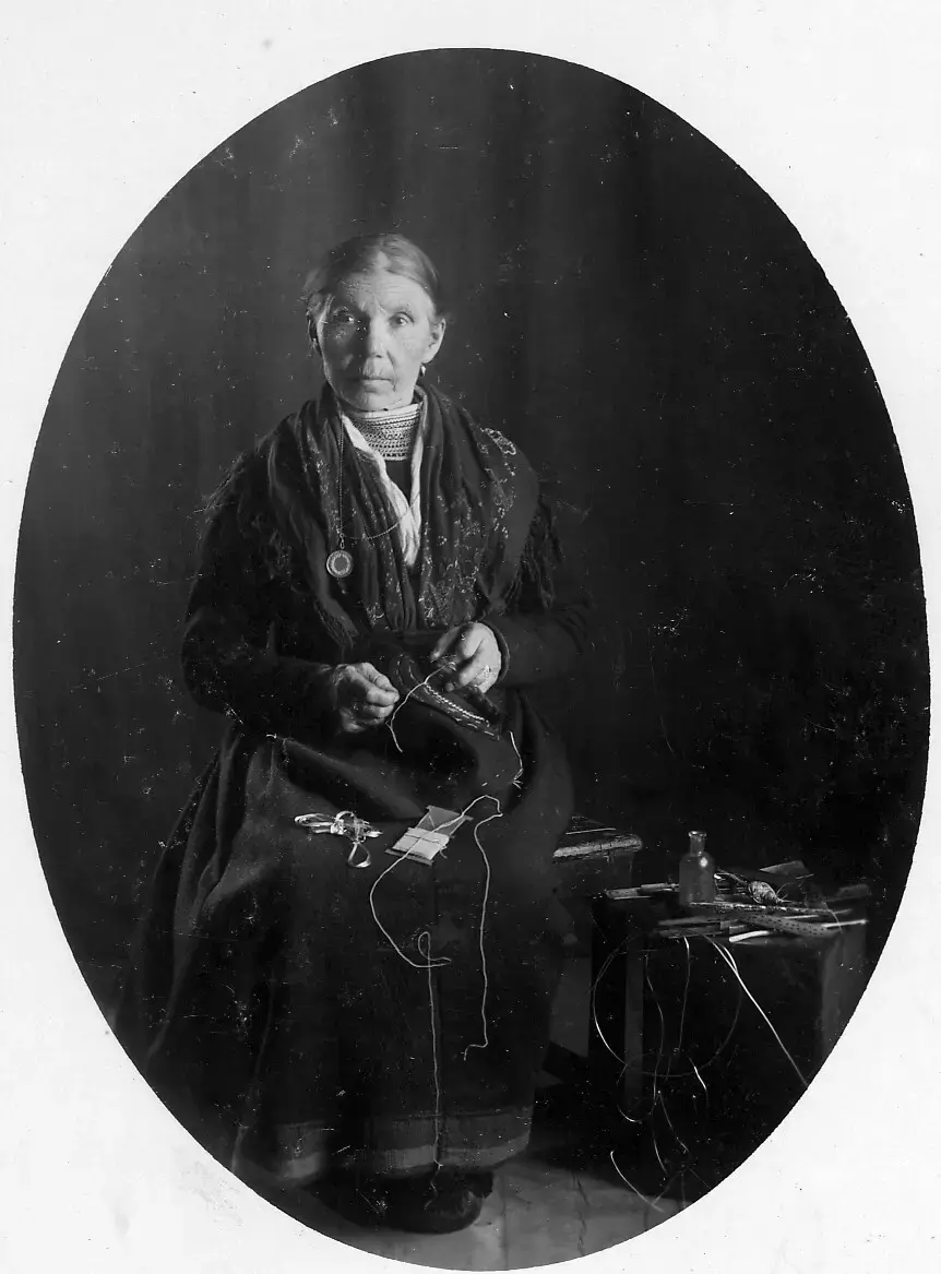 Anna Sara Jonsson, innehavare av medalj för tennbroderi. Tenntrådsdragning.
Fotot är daterat till år 1900. 