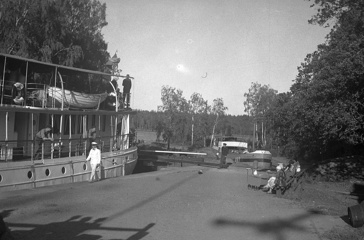 Passagerarbåt i slussen