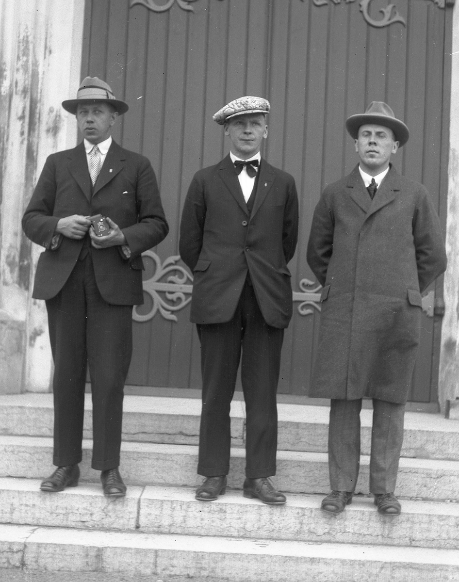 Forsberg, Gunnar Jonsson, och Sven D. på kyrktrappa