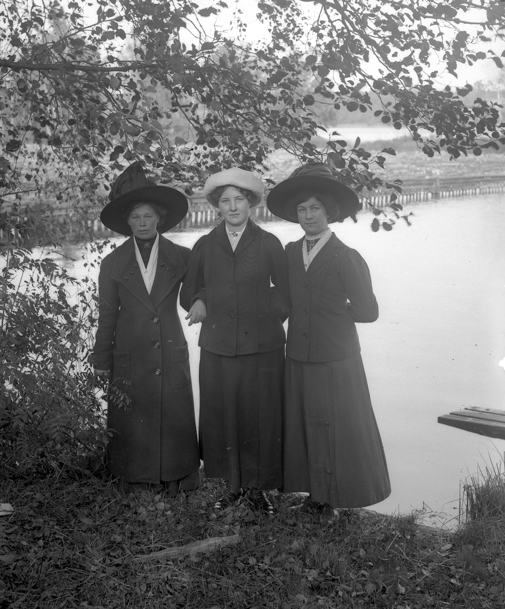 Tre kvinnor vid sågdammen