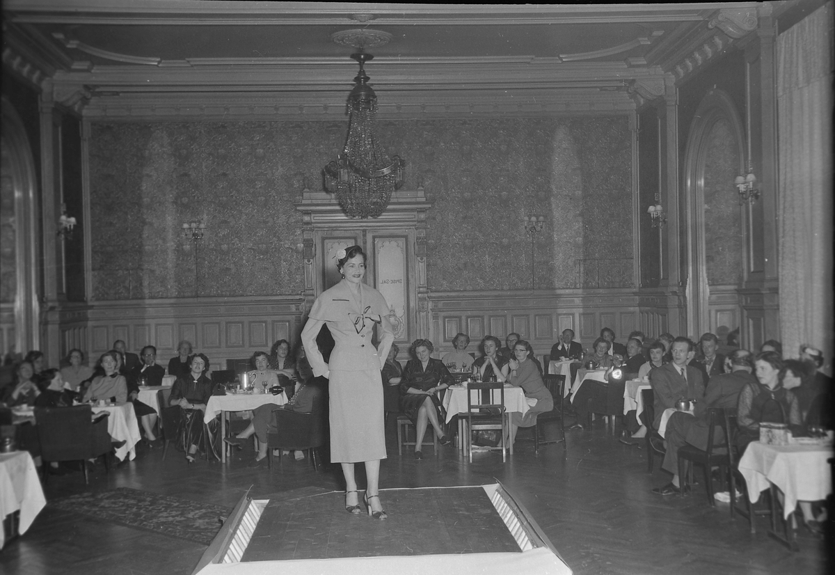 Mannequinoppvisning i forbindelse med Tekstilutstillingen i Trondheim, 1954