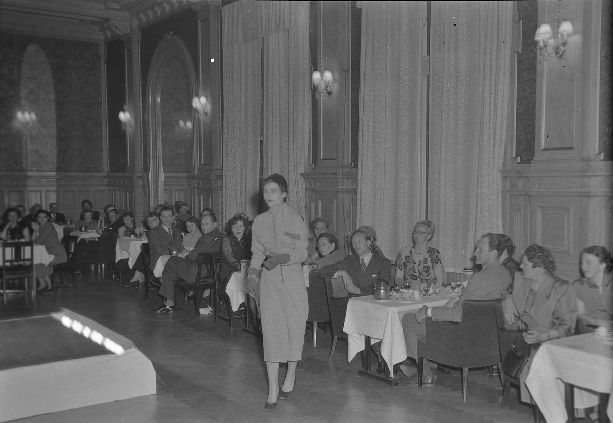 Mannequinoppvisning i forbindelse med Tekstilutstillingen i Trondheim, 1954