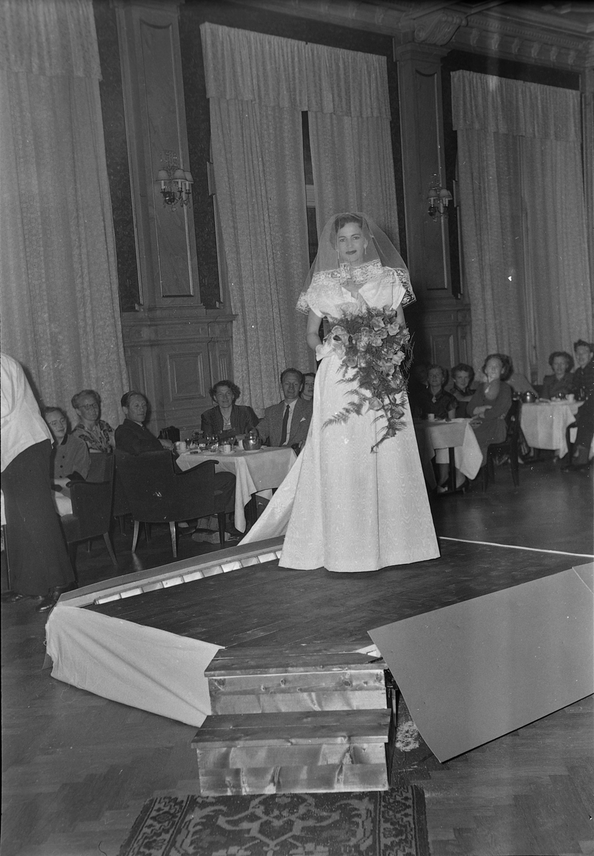 Mannequinoppvisning i forbindelse med Tekstilutstillingen i Trondheim, 1954