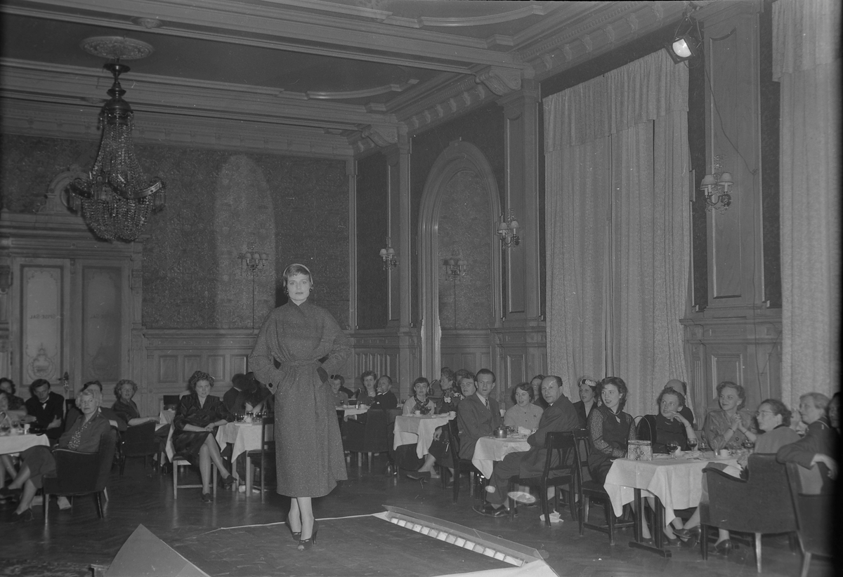 Mannequinoppvisning i forbindelse med Tekstilutstillingen i Trondheim, 1954