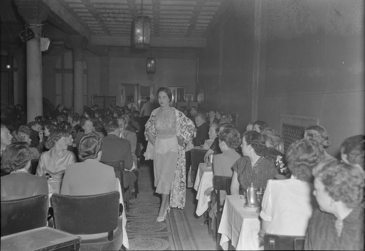 Mannequinoppvisning i forbindelse med Tekstilutstillingen i Trondheim, 1954