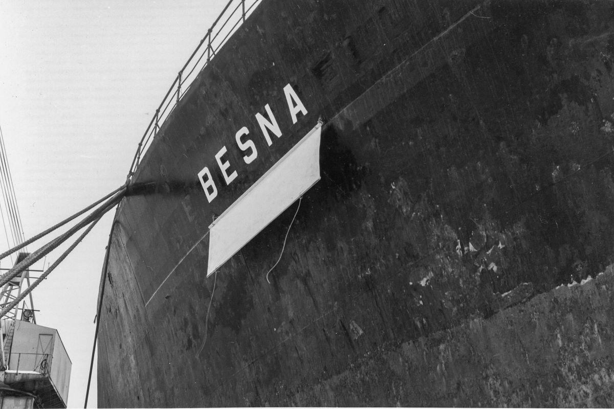 Dåp av M/S Besna (Ex. Etnefjell, ex. Olav Ringdal jr., ex. Olav)(b.1950, Eriksbergs mek. Verkstads A/B, Göteborg) 1969.  
Navnet 'Besna' avduket på styrbord baug.