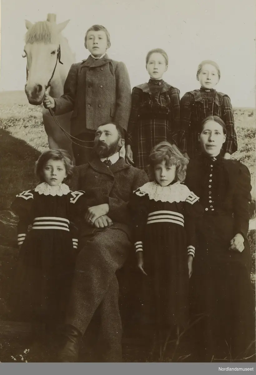 Hans Kristian Kristensen (f. 1861) og kona Anna Dortea Pedersdtr. (f. 1864)  og de fem barna etter alder:  Kristian Karlén, Klara, Ingeborg, Harda og Astrid. Familien er fotografert sammen med en hest.