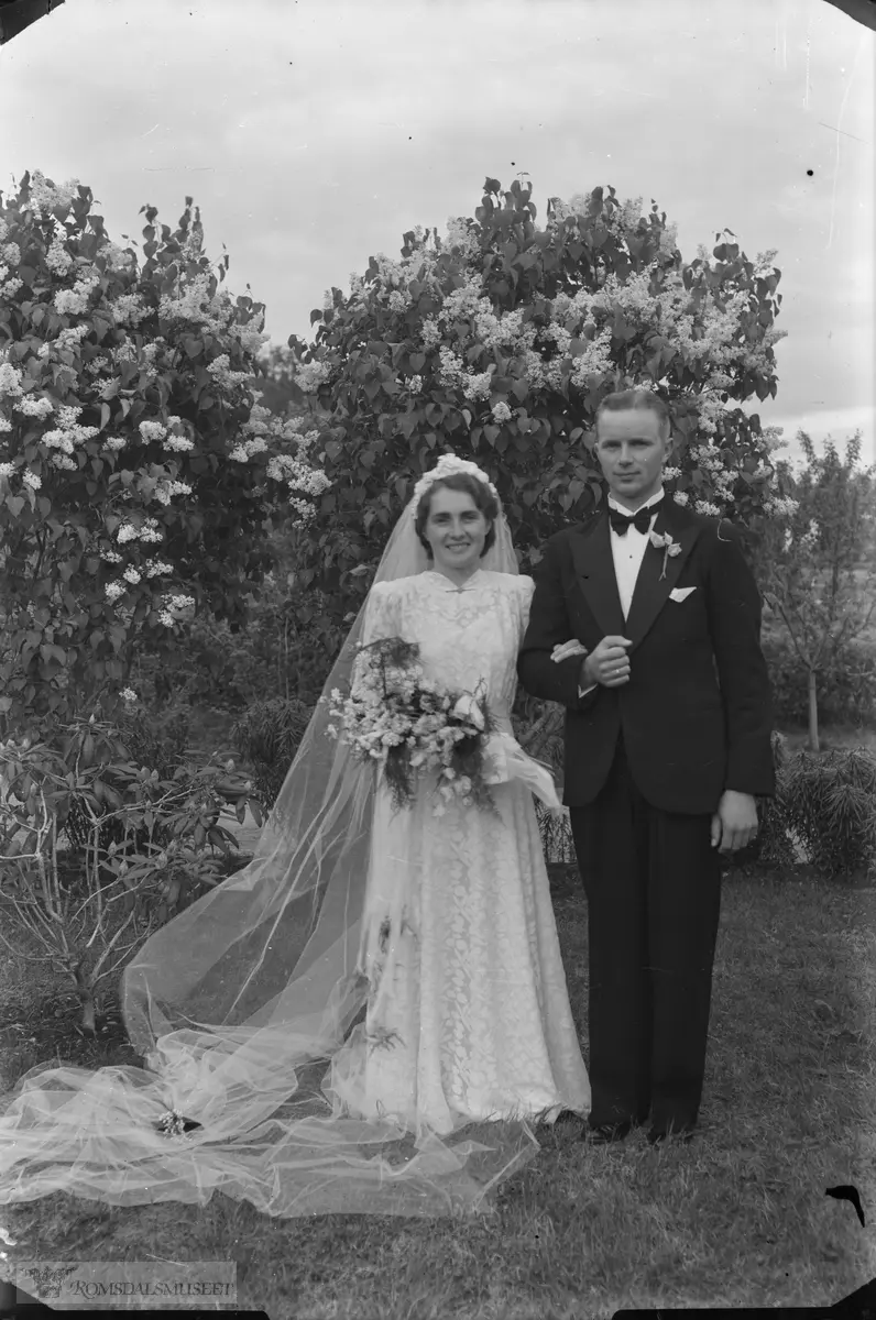(Eske: Ekteparet Pettersson og brudepike).Anne Elisabeth Pettersson (f.05.07.1909 ) og Lars Støle (lege, f. i Mandal 15.08.1900) gifta seg i Molde kirke 30.06.1934 kl. 5.