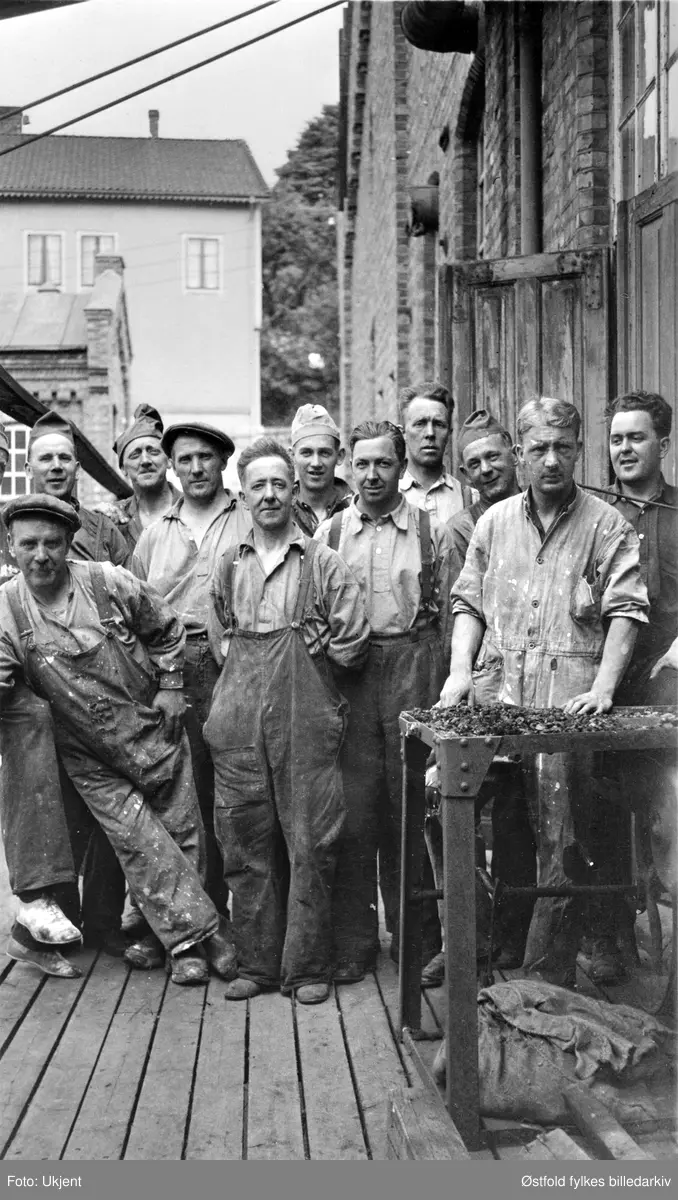 Haldens Bomuldsspinneri og Væveri. Arbeidere ved farveriet i 1938, Personer er ukjente.