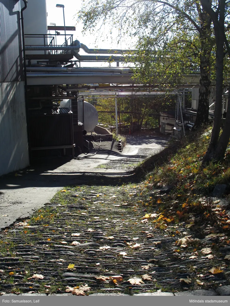 Äldre stenbelagd väg intill byggnad vid Soabs industrianläggning i Mölndals Kvarnby, år 2007. Anläggningen användes vid fototillfället av Hexion Speciality Chemicals Sweden AB.