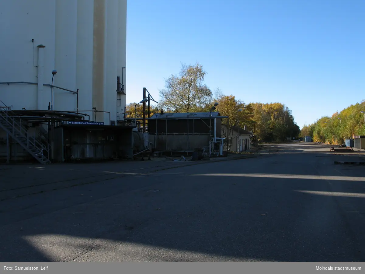 Väg vid Soabs industrianläggning i Mölndals Kvarnby, år 2007. Till vänster ses industribyggnader. Anläggningen användes vid fototillfället av Hexion Speciality Chemicals Sweden AB.