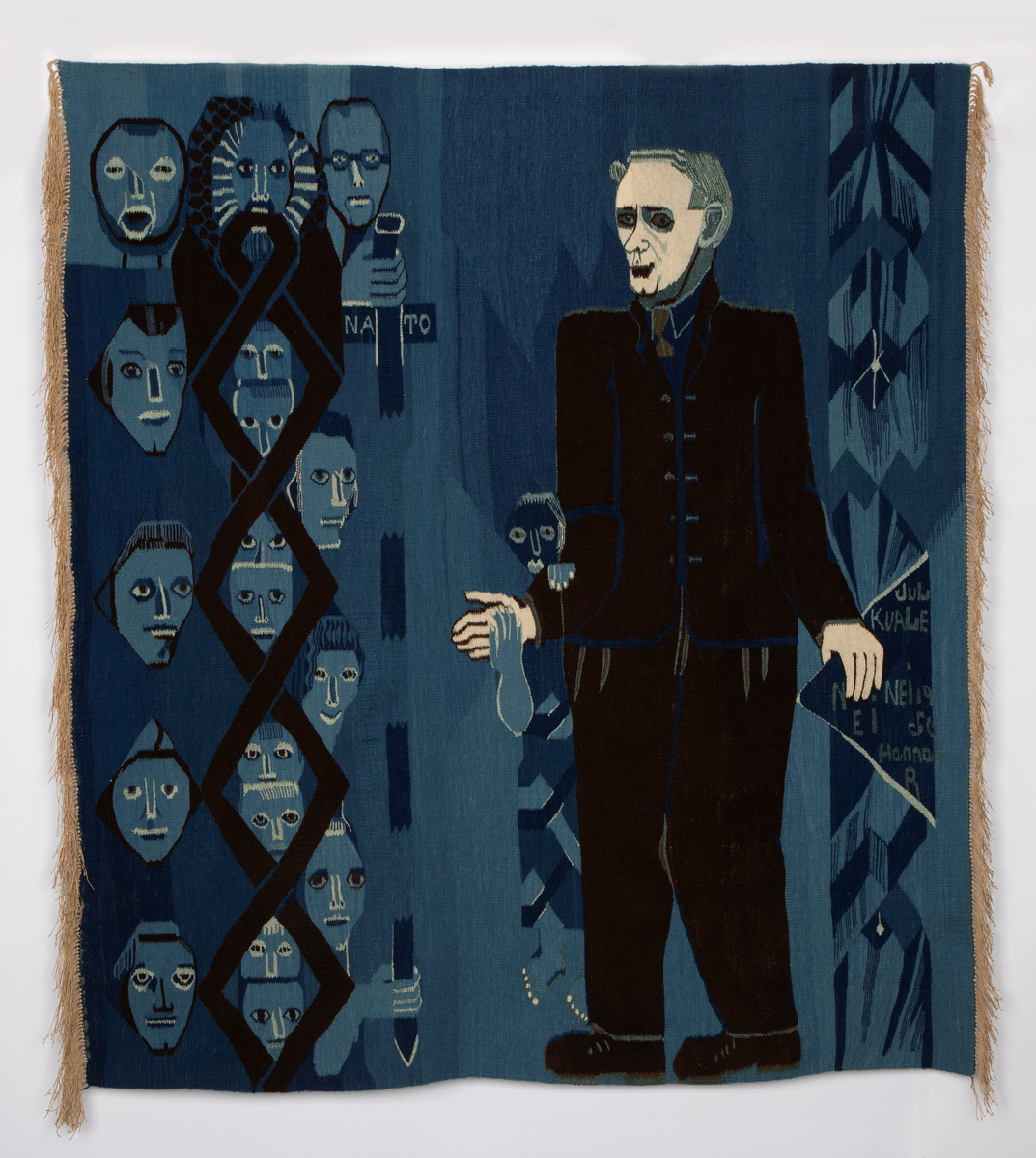 Figurativt og ornamentalt motiv vevd i hovedsakelig blått, mørkbrunt og hvitt (det brune og hvite er ufarget saueull, mens det blå er en rekke nyanser av potteblått, altså farget med planten indigo). Motivet er holdt i flaten med kun overlapping som uttrykk for romlighet. En stor, dresskledd mannsfigur er plassert i høyre del, og dominerer motivet. Han fyller nesten hele høyden, og er vendt mot (vår) venstre i trekvart profil; ansiktet er detaljert og svært lyst i kontrast til omgivelsene. Med sin venstre hånd holder han fast i en trekantform der kunstnerens signatur, verkets tittel og årstall, samt ordet 'NEI' to ganger er vevd inn. I sin høyre hånd holder han hånden til en liten, barbent, blå figur som opptrer nærmest kamuflert i bakgrunnen; denne støtter også sin andre hånd på mannsfigurens underarm. I motivets venstre del sees atten hoder ordnet i tre vertikale kolonner; den midre kolonnen er plassert bak eller inne i en geometrisk rankebord, mens den øverste og nederste figuren i høyre kolonne holder et langt sverd mellom seg. På sverdets håndtak står det 'NATO'. Bakgrunnen for figurene er blå, og i motivets høyre del, sammen med teksttrekanten, er det vevd en rekke asymmetriske ornamenter, også i blåtoner.