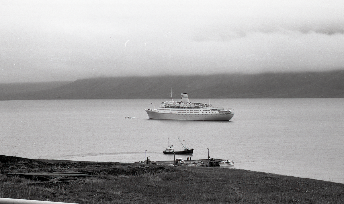 Cruiseskip i Adventfjorden. M/S Vistafjord fra den norske Amerikalinje.  