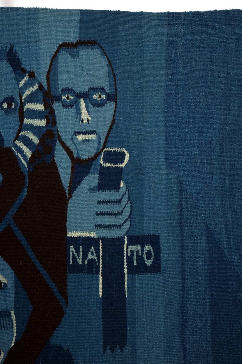 Figurativt og ornamentalt motiv vevd i hovedsakelig blått, mørkbrunt og hvitt (det brune og hvite er ufarget saueull, mens det blå er en rekke nyanser av potteblått, altså farget med planten indigo). Motivet er holdt i flaten med kun overlapping som uttrykk for romlighet. En stor, dresskledd mannsfigur er plassert i høyre del, og dominerer motivet. Han fyller nesten hele høyden, og er vendt mot (vår) venstre i trekvart profil; ansiktet er detaljert og svært lyst i kontrast til omgivelsene. Med sin venstre hånd holder han fast i en trekantform der kunstnerens signatur, verkets tittel og årstall, samt ordet 'NEI' to ganger er vevd inn. I sin høyre hånd holder han hånden til en liten, barbent, blå figur som opptrer nærmest kamuflert i bakgrunnen; denne støtter også sin andre hånd på mannsfigurens underarm. I motivets venstre del sees atten hoder ordnet i tre vertikale kolonner; den midre kolonnen er plassert bak eller inne i en geometrisk rankebord, mens den øverste og nederste figuren i høyre kolonne holder et langt sverd mellom seg. På sverdets håndtak står det 'NATO'. Bakgrunnen for figurene er blå, og i motivets høyre del, sammen med teksttrekanten, er det vevd en rekke asymmetriske ornamenter, også i blåtoner.