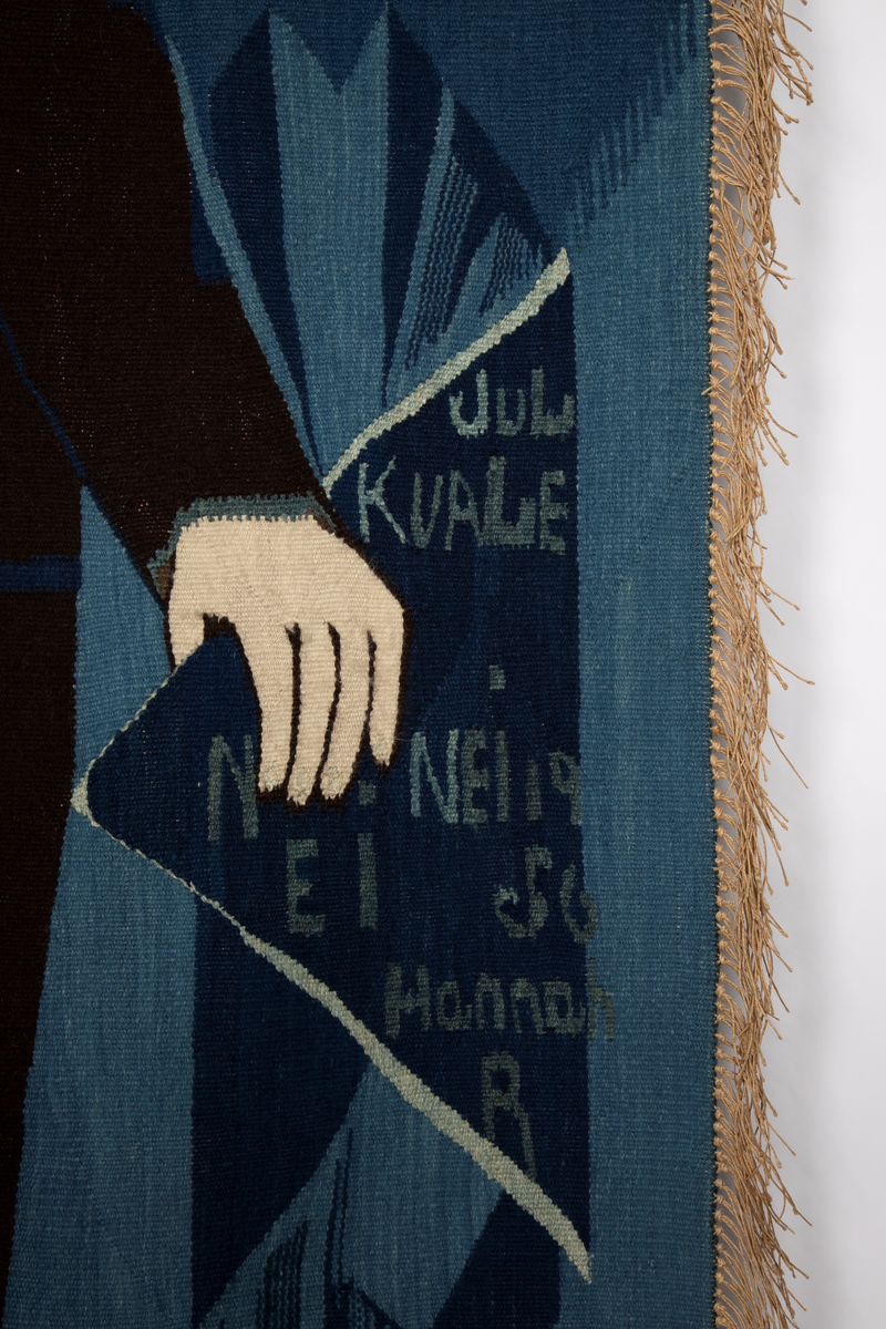 Figurativt og ornamentalt motiv vevd i hovedsakelig blått, mørkbrunt og hvitt (det brune og hvite er ufarget saueull, mens det blå er en rekke nyanser av potteblått, altså farget med planten indigo). Motivet er holdt i flaten med kun overlapping som uttrykk for romlighet. En stor, dresskledd mannsfigur er plassert i høyre del, og dominerer motivet. Han fyller nesten hele høyden, og er vendt mot (vår) venstre i trekvart profil; ansiktet er detaljert og svært lyst i kontrast til omgivelsene. Med sin venstre hånd holder han fast i en trekantform der kunstnerens signatur, verkets tittel og årstall, samt ordet 'NEI' to ganger er vevd inn. I sin høyre hånd holder han hånden til en liten, barbent, blå figur som opptrer nærmest kamuflert i bakgrunnen; denne støtter også sin andre hånd på mannsfigurens underarm. I motivets venstre del sees atten hoder ordnet i tre vertikale kolonner; den midre kolonnen er plassert bak eller inne i en geometrisk rankebord, mens den øverste og nederste figuren i høyre kolonne holder et langt sverd mellom seg. På sverdets håndtak står det 'NATO'. Bakgrunnen for figurene er blå, og i motivets høyre del, sammen med teksttrekanten, er det vevd en rekke asymmetriske ornamenter, også i blåtoner.