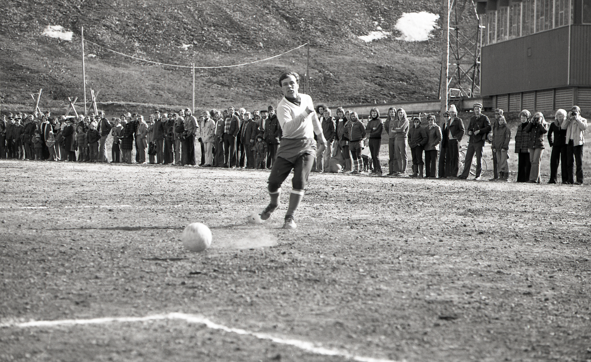 Fotballkamp i Longyearbyen. Mellom Svalbard turn og muligens lag fra Pyramiden. 