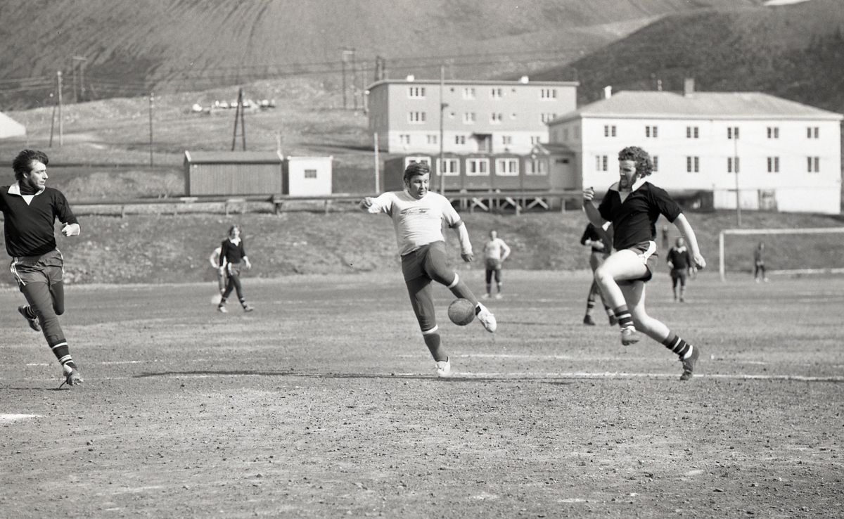 Fotballkamp i Longyearbyen. Mellom Svalbard turn og muligens lag fra Pyramiden. 