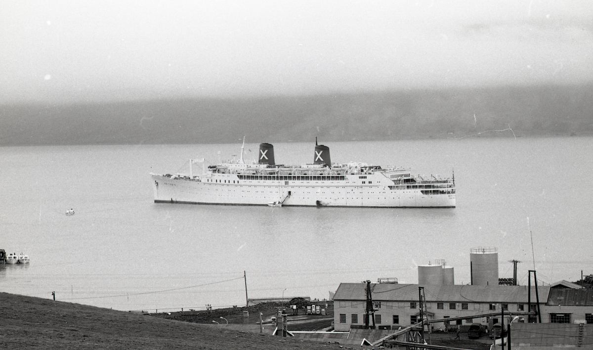 RHMS Britanis fra Chandris line/Chandris cruises i Adventfjorden. 