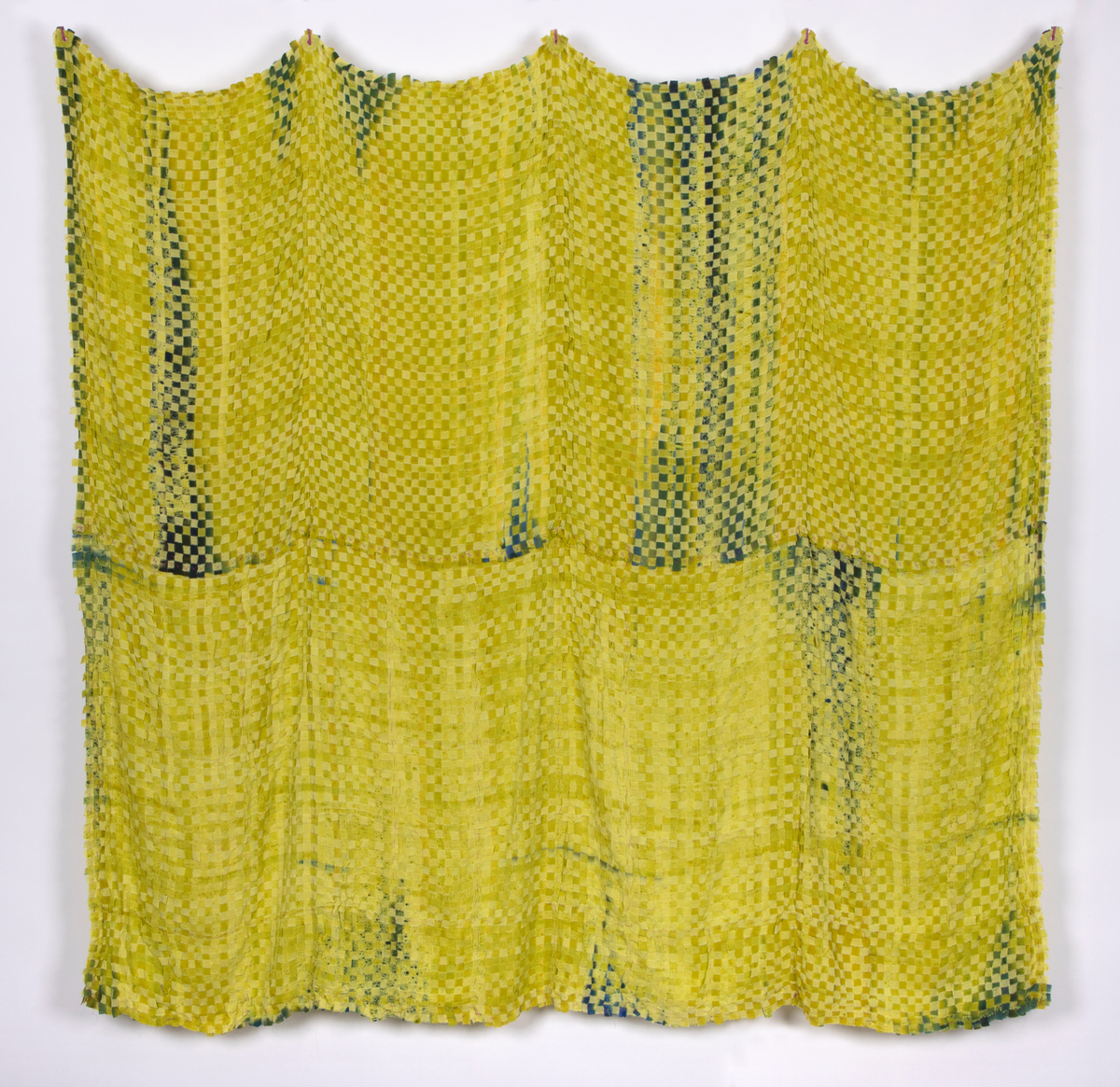 Rektangulært tekstil i flettet og malt silke. Tekstilet er satt sammen av to lengder flettede silkestrimler i 1,5cm bredde. Lengdene er festet sammen horisontalt. Tekstilet henger ned fra fem punkter, slik at det dannes fire buer øverst og avsluttes i buer nederst. Silkestrimlene er innfarget i forskjellige lysegrønne valører, enkelte steder er det malt på blågrønne felt som gir en skyggevirkning. Strimlene er revet i kantene.