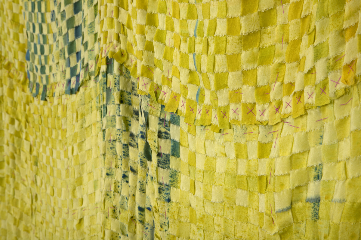 Rektangulært tekstil i flettet og malt silke. Tekstilet er satt sammen av to lengder flettede silkestrimler i 1,5cm bredde. Lengdene er festet sammen horisontalt. Tekstilet henger ned fra fem punkter, slik at det dannes fire buer øverst og avsluttes i buer nederst. Silkestrimlene er innfarget i forskjellige lysegrønne valører, enkelte steder er det malt på blågrønne felt som gir en skyggevirkning. Strimlene er revet i kantene.