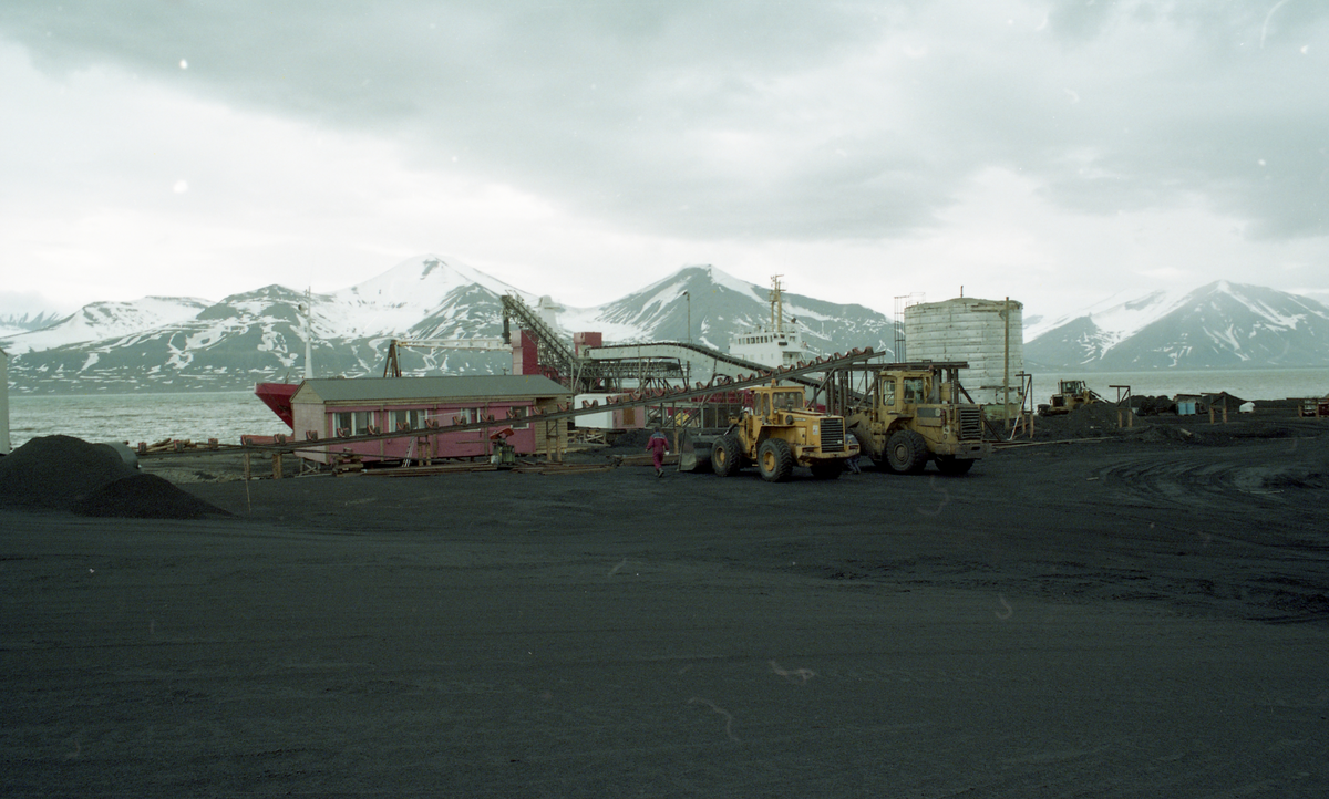 Fra reportasje i Svalbardposten om sommerdrift i Svea. Ferdigstilling av lasteanelgget ved Kapp Amsterdam. 