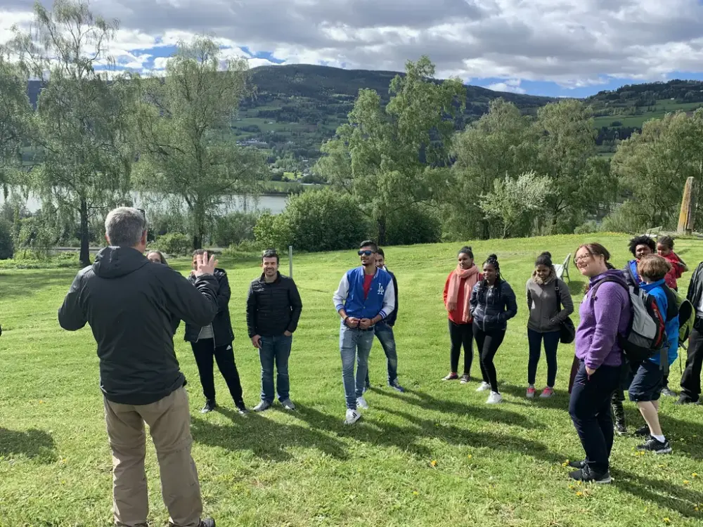Utenlandske turister på Tusenårsstien ved Dale-Gudbrand