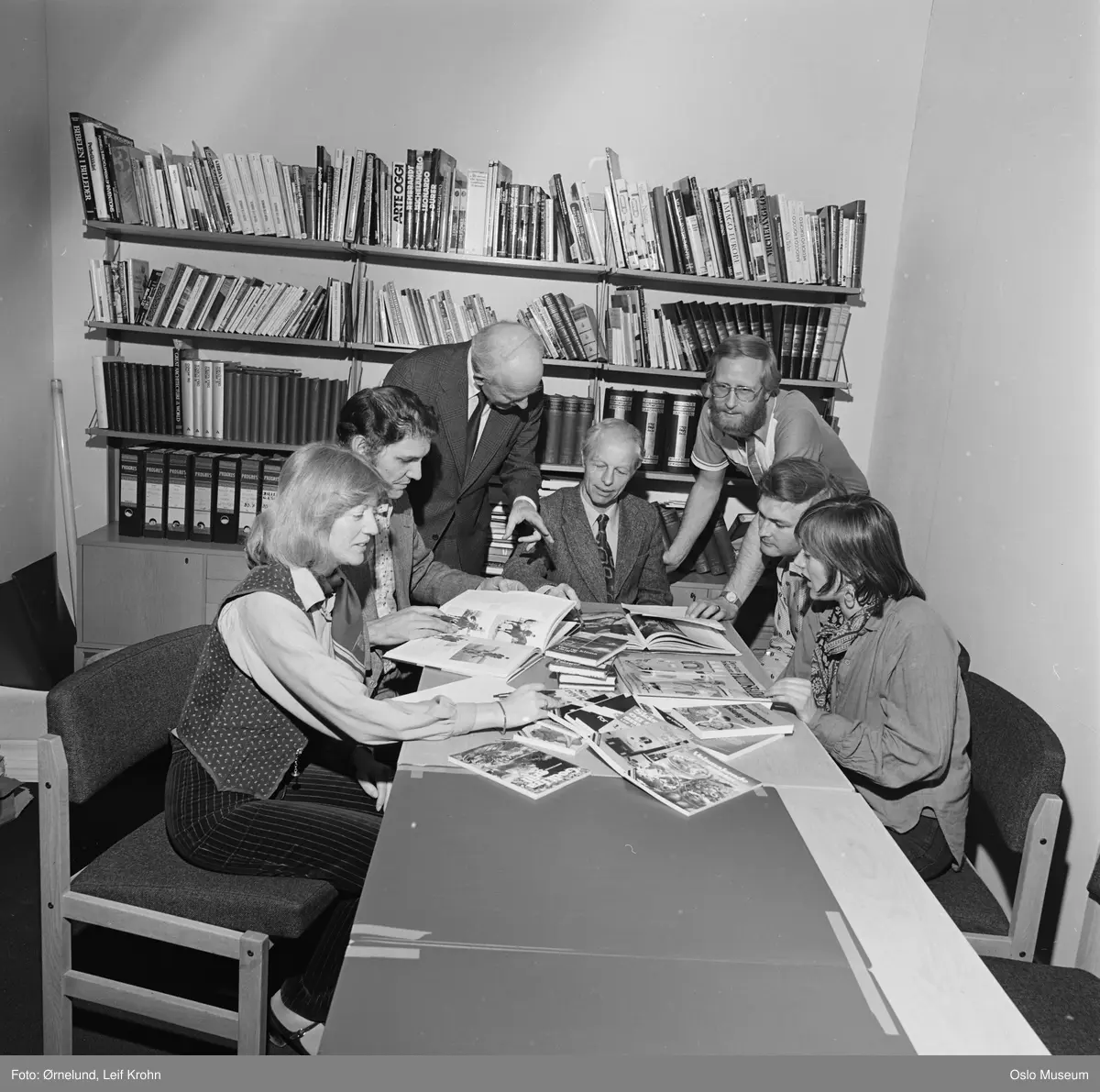Aschehoug forlag, interiør, møterom, menn, kvinner, bøker