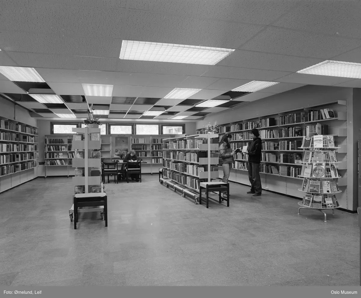 Deichmanske bibliotek, Stovner filial, interiør, mennesker, hyller, bøker