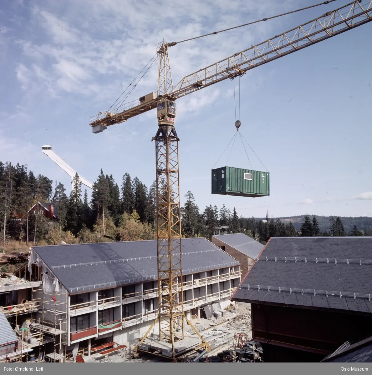 Holmenkollen Park Hotel, oppussing og påbygging, kran, container