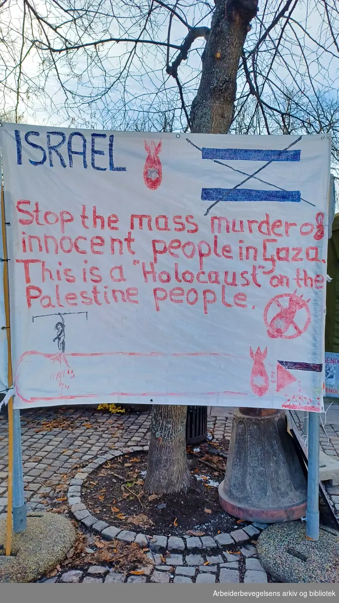 Palestinateltet i Spikersuppa, et tilholdssted for de som støtter Palestina. Oslo, mars 2024. På banner: Israel - Stop the mass murder on innocent people in Gaza. This is a "Holocaust" on the Palestine people.