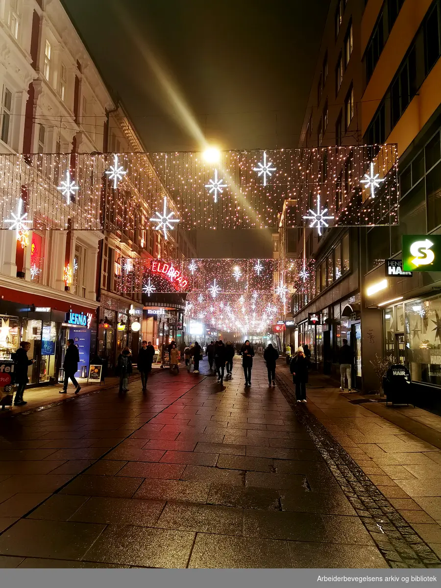 Desember, julelys i Torggata, Oslo 2023.