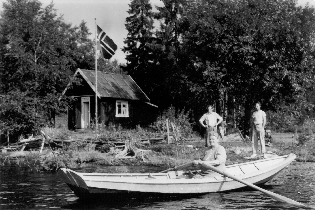 Hytta til Nina og Halvor Halvorsen inne på Øya i Hajern.
 I båten Nina Halvorsen, bakenfor Halvor og hans bror.