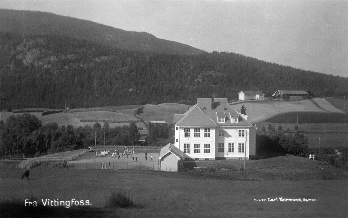 Den gamle skolen i Hvittingfoss sett fra Fossgårdene.
Skolen bygd 1914-15.