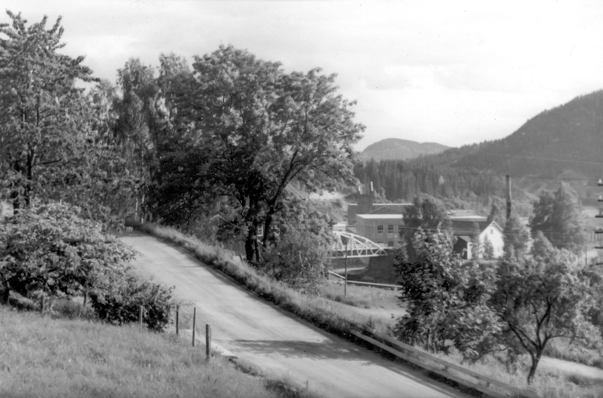 Fosshellinga, Hvittingfoss. 
Hovedveien mellom Hvittingfoss og Lardal.
